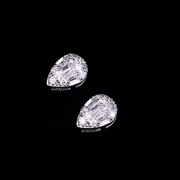 💎Petite Teardrop (Waterdrop) Diamond Stud Earrings💎 - Picture 3 of 9